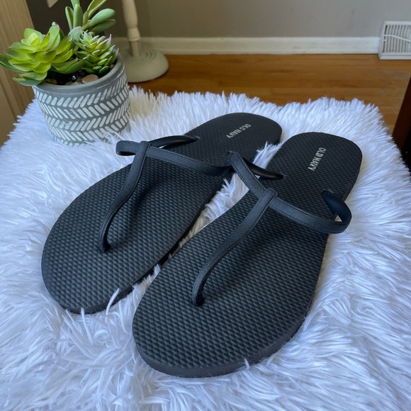 Old Navy Shoes - Old Navy T-Strap Flip Flops 🖤